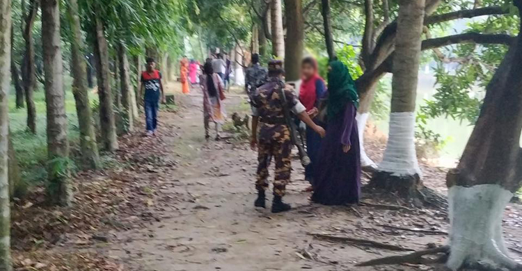 আপত্তিকর অবস্থায় পার্কে ধরা পড়ল ৯ তরুণ-তরুণী