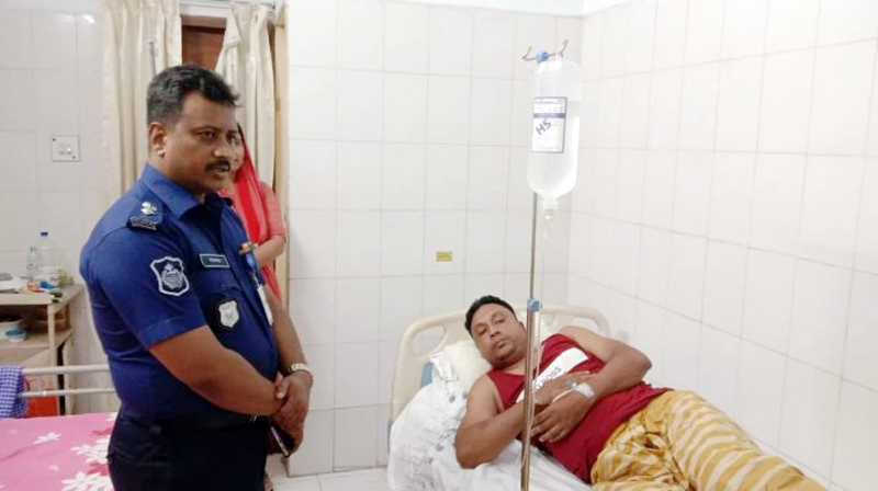 ডেঙ্গু জ্বরে আক্রান্ত হাবিবকে দেখতে হাসপাতালে পুলিশ সুপার বরকতুল্লা খান