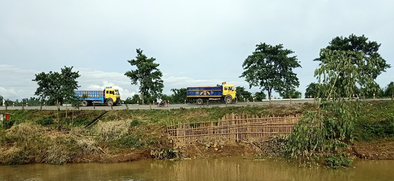 হুমকির মূখে সিলেট তামাবিল মহাসড়ক: যোগাযোগ বিছিন্ন হওয়ার সম্ভাবনা