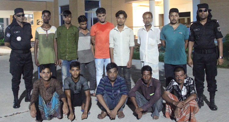 নগরীর চাঁদনীঘাট থেকে ১২ জুয়াড়ি আটক