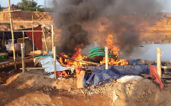 কোম্পানীগঞ্জে ১১টি লিষ্টার মেশিনসহ যন্ত্রাংশ ধ্বংস