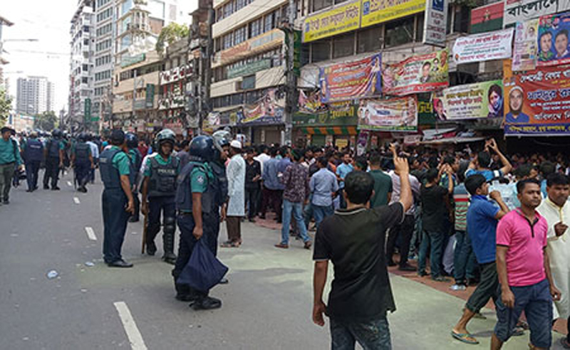 বিএনপির পল্টন কার্যালয়ের সামনে পুলিশের ব্যারিকেড