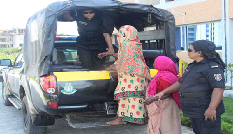 নগরীর চৌখিদিঘী থেকে দেশীয় চোলাই মদসহ গ্রেপ্তার ২