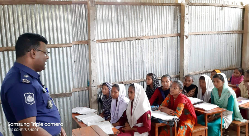 শিক্ষকের ভূমিকায় গোয়াইনঘাটের ওসি আব্দুল আহাদ