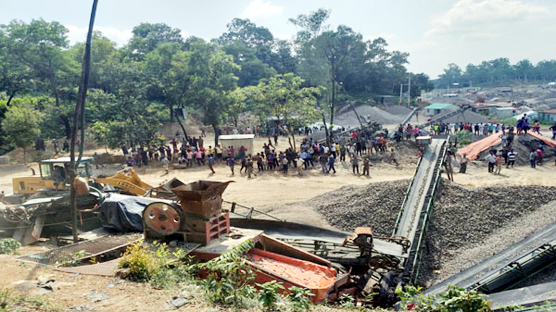 জাফলংয়ে বন বিভাগের অভিযানে অবৈধ স্থাপনাসহ ক্রাশার মেশিন উচ্ছেদ