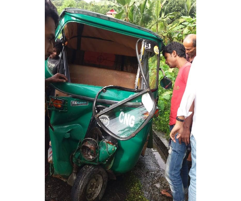 গোলাপগঞ্জে মাইক্রোবাস-সিএনজির মুখোমুখি সংঘর্ষ, সিএনজি চালক গুরুতর