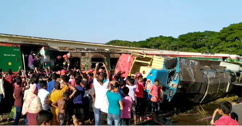 ট্রেনের ৯ বগি লাইনচ্যুত, ইঞ্জিনসহ চারটিতে আগুন
