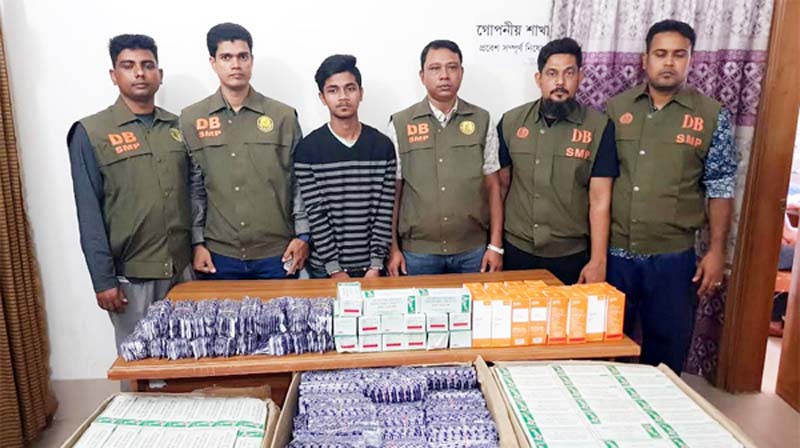 চৌকিদেখি থেকে বিপুল পরিমান ভারতীয় ঔষধসহ চোরাকারবারী আটক