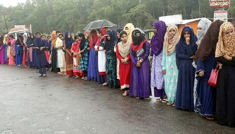 কলেজছাত্রীকে ছুরিকাঘাতের প্রতিবাদে শিক্ষক শিক্ষার্থীদের মানববন্ধন