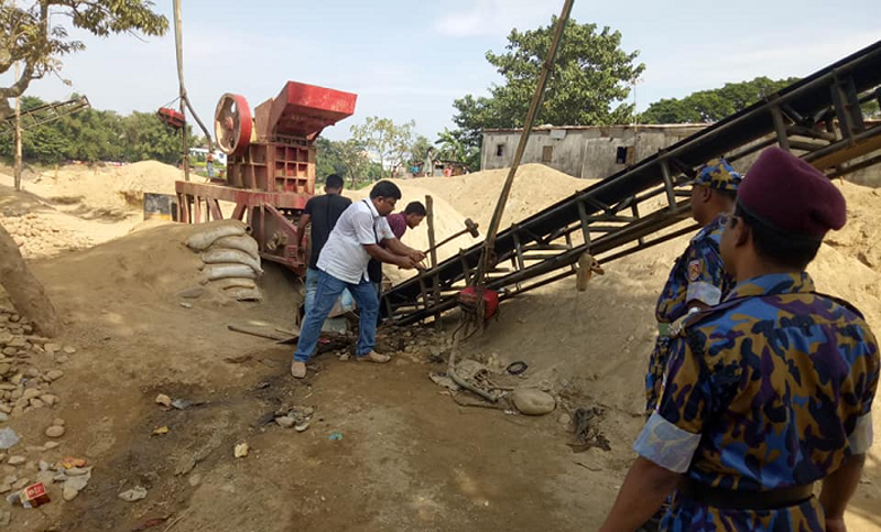 সিলেটে অবৈধ স্টোন ক্রাশারের বিরুদ্ধে অভিযান