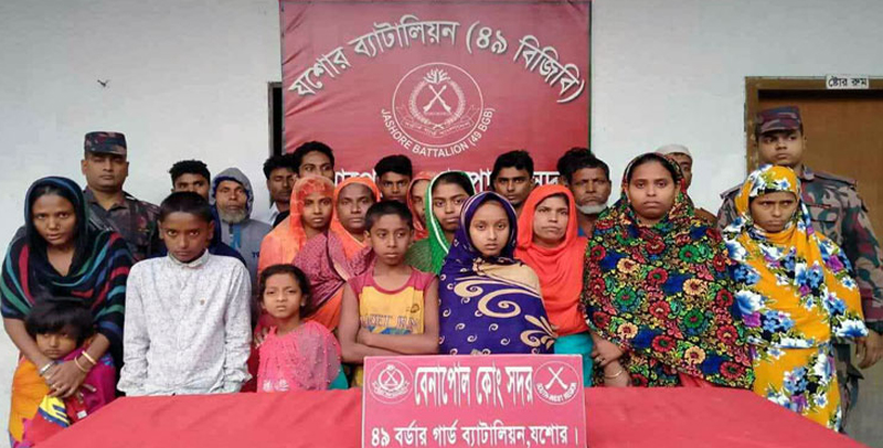 বেনাপোল সীমান্তে পাচারকারীসহ ৫৪ নারী-পুরুষ শিশু আটক