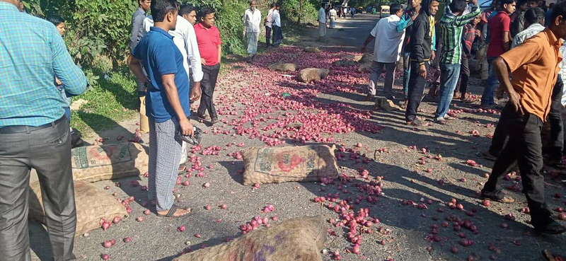জৈন্তাপুরে ভারতীয় পেঁয়াজ বোঝাই ট্রাক উল্টে আহত ২