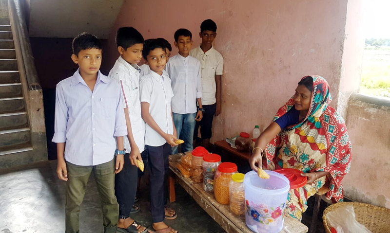 বিশ্বনাথে বিদ্যালয়ে ঝালমুড়ি বিক্রি করে সংসার চালান লিমা