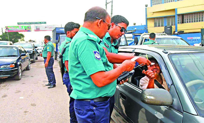 সড়কে নতুন আইন: জরিমানা নিয়ে আতঙ্কে চালক ও পরিবহন মালিক