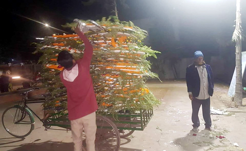 রাতের আঁধারে সিলেটে স্মৃতিসৌধের ফুল চুরি