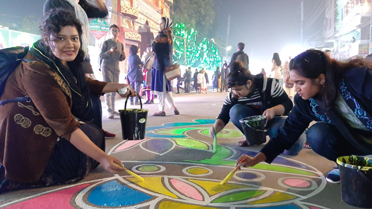 মেয়েদের আল্পনায় সহযোগিতা করতে গিয়ে নাক ভাঙল পুলিশ কর্মকর্তার