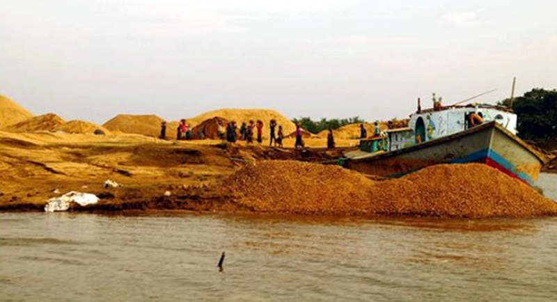 সুনামগঞ্জে বালু পাথর লুটকালে ১৩ সেইভ নৌকাসহ আটক ৩