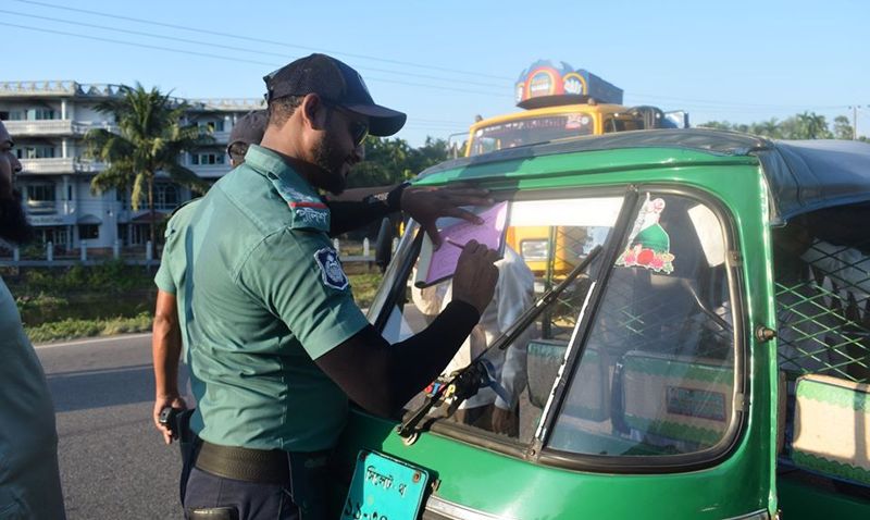 নতুন সড়ক আইনে নগরীতে ১৮ যানবাহনের বিরুদ্ধে মামলা
