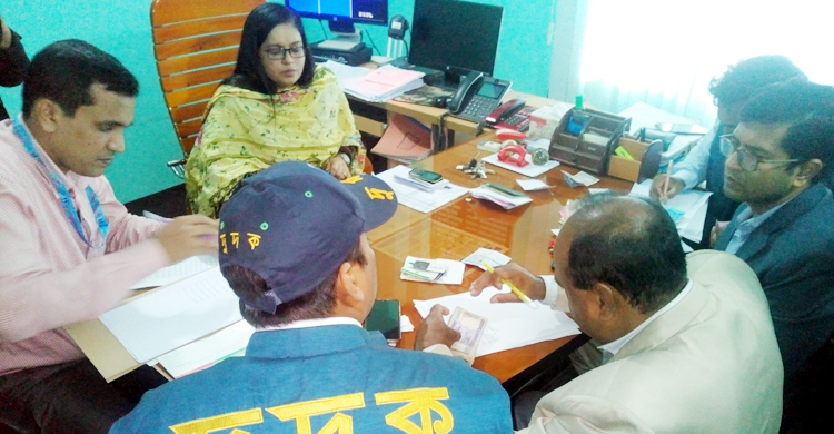 পাসপোর্ট অফিসের কর্মচারীর বিছানার নিচে সোয়া ২ লাখ টাকা