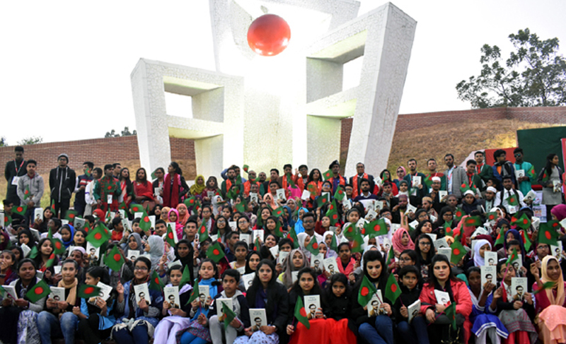 সিলেটে হাজারো শিক্ষার্থীর হাতে বঙ্গবন্ধুর ‘অসমাপ্ত আত্মজীবনী’