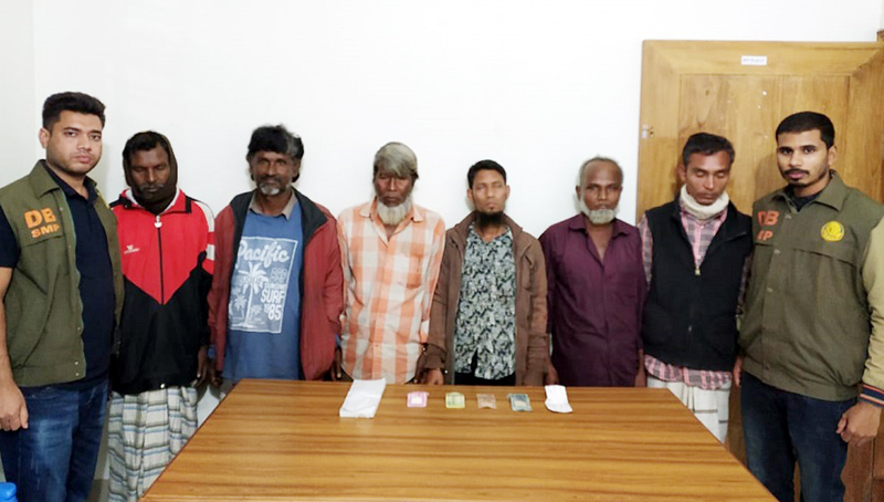 নগরীর ঘাসিটুলা থেকে ৬ জুয়াড়ি আটক