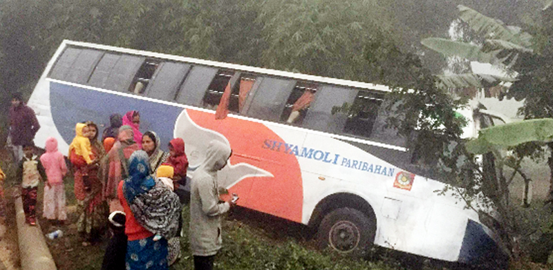 বিয়ানীবাজারগামী শ্যামলী পরিবহনের বাস খাদে, মহিলা-শিশুসহ আহত ১৫