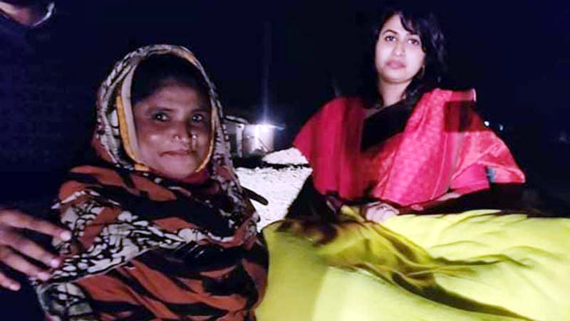 শীতের রাতে কম্বল হাতে বেদে পল্লীতে ইউএনও সিগ্ধা