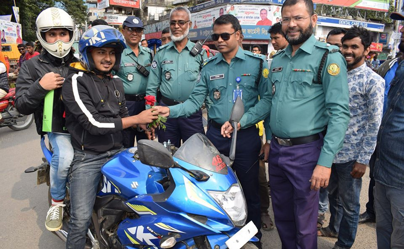 সিলেটে কাগজপত্র ঠিক থাকলেই ফুল দিচ্ছে পুলিশ