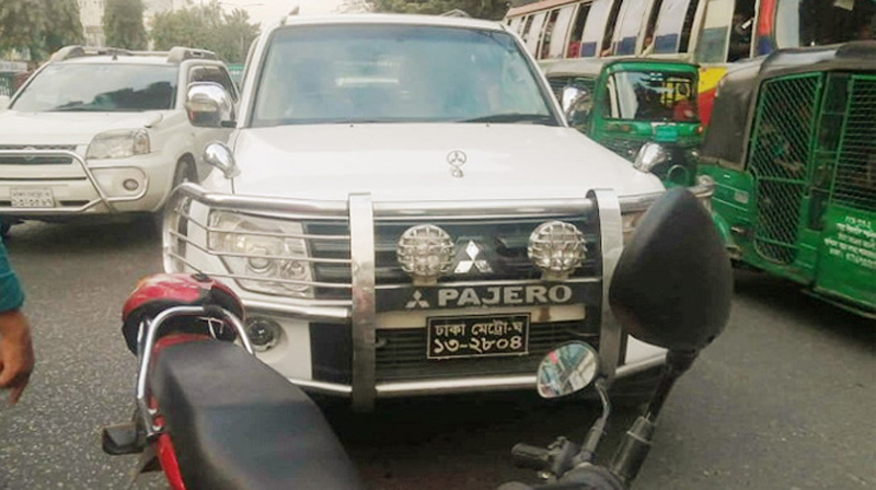 ডিআইজির গাড়ির ধাক্কায় সাংবাদিক আহত