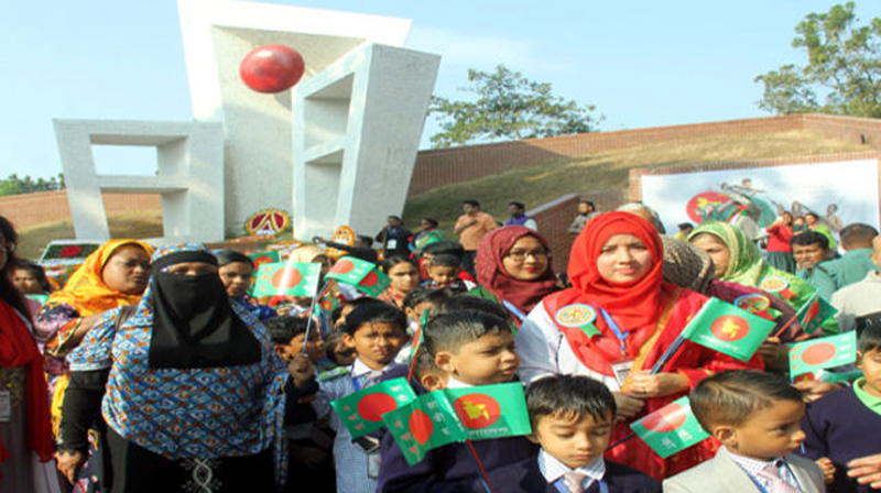 শহীদদের প্রতি শ্রদ্ধা জানাতে সিলেট কেন্দ্রীয় শহীদ মিনারে মানুষের ঢল