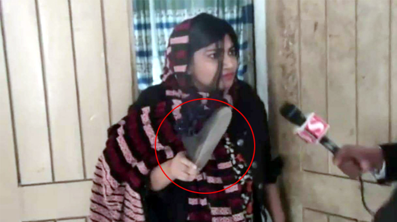 হাসপাতালে সাংবাদিকদের মারার জন্য জুতা নিয়ে ধাওয়া করেন ডা. তানজিনা