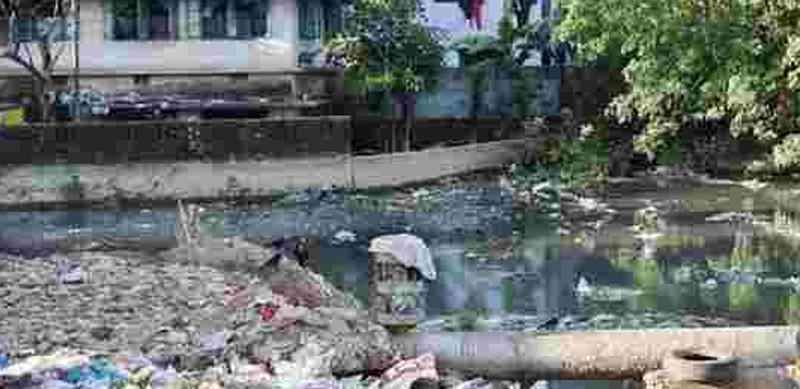 গোয়াইনঘাটে রেস্টুরেন্টের ময়লা আবর্জনা দূষিত করছে মসজিদের পানি