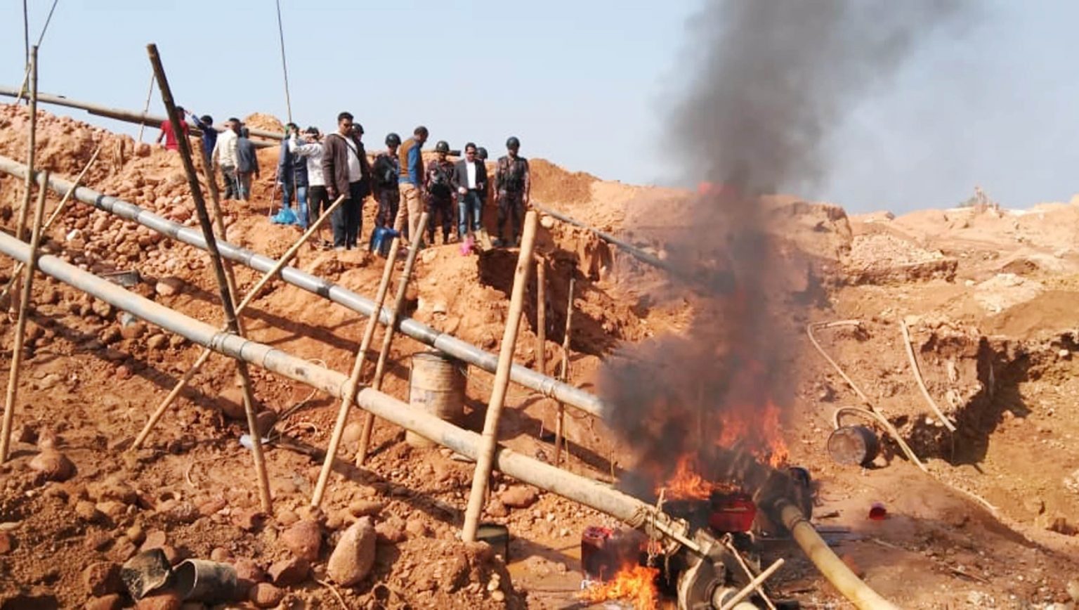 শাহ আরেফিন টিলায় অভিযানে পাথর উত্তোলনে যন্ত্রাংশ ধ্বংস