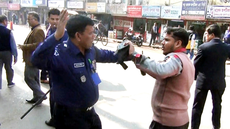 মৌলভীবাজারে বিএনপি কর্মী ভেবে ডিএসবি সদস্যকে পেটালেন ওসি বাশার
