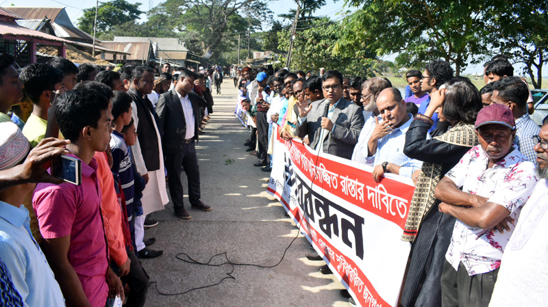 দিরাইয়ে অনিমজ্জিত রাস্তার দাবিতে মানববন্ধন