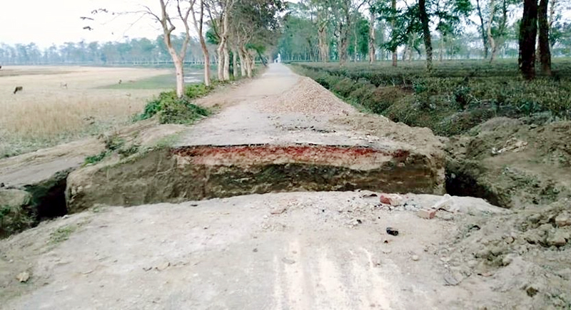 গোয়াইনঘাটের রাধানগর- লুনি সড়কে ভয়াবহ গর্ত: দূর্ঘটনায় আহত ৩