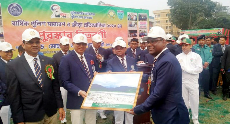 পুলিশ সমাবেশ ও ক্রীড়া প্রতিযোগিতায় গোয়াইনঘাটের ওসি আহাদ পুরস্কৃত