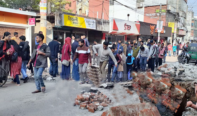 হঠাৎ ভাঙা হলো ব্যস্ত সড়কের ২ কালভার্ট: দুর্ভোগে সিলেট নগরবাসী