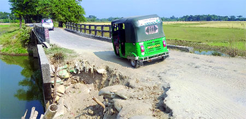 গোয়াইনঘাটের রাধানগর-জাফলং সড়কের বেহাল দশা: যাত্রীদের দুর্ভোগ