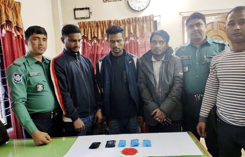 নগরীতে বিপুল পরিমান ইয়াবা ও প্রাইভেটকারসহ আটক ৩