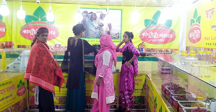 বাণিজ্য মেলায় দায়িত্ব পালনের সময় হিজড়াদের হেনস্তার শিকার সাংবাদিক