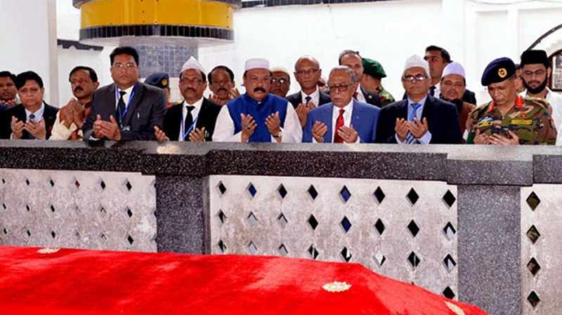 সিলেটে দুই ওলির মাজার জিয়ারত করলেন রাষ্ট্রপতি