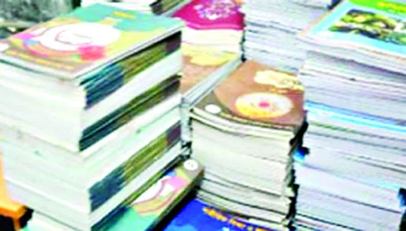 টাকা ছাড়া মিলছে না বই, খালি হাতে বাড়ি ফিরলো কোমলমতি শিশুরা