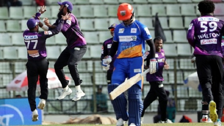 খুলনাকে হারিয়ে শীর্ষে চট্টগ্রাম