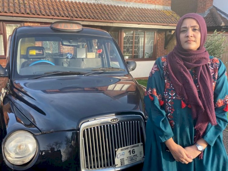 প্রথম বাঙালি নারী হিসেবে হিজাব পরে ট্যাক্সি চালাচ্ছেন সিলেটের শেলী