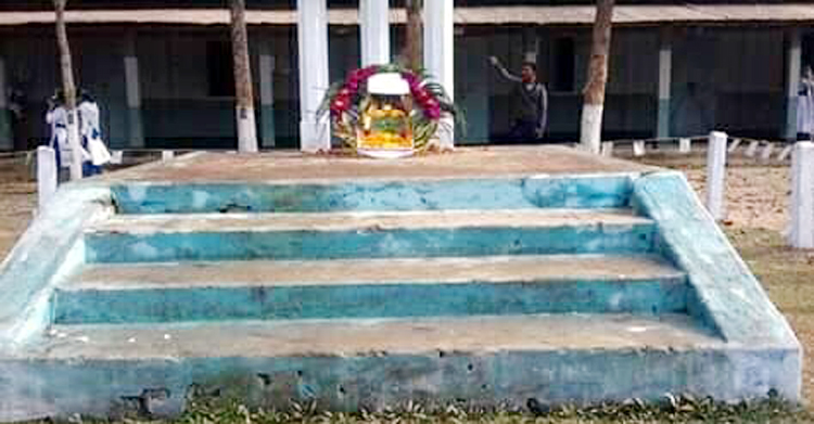 সুনামগঞ্জে বরাদ্দের টাকা লুটপাট: সংস্কার বিহীন শহীদ মিনারেই পুষ্পস্তবক অর্পণ