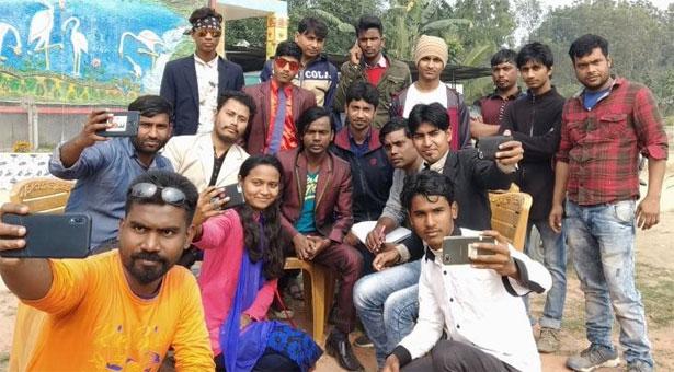 হিরো আলমের সঙ্গে সেলফি তুলতে তরুণ-তরুণীদের ভিড়