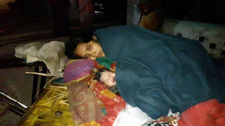 নার্সদের অসহযোগিতা, ভ্যানেই সন্তান প্রসব