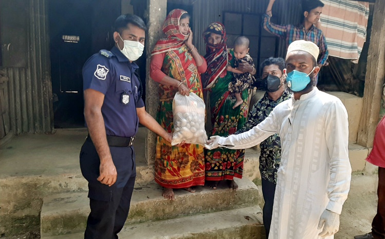 জৈন্তাপুরে করোনা ভাইরাসে আটকে পড়া দরিদ্র পরিবারের মধ্যে খাদ্য বিতরণ
