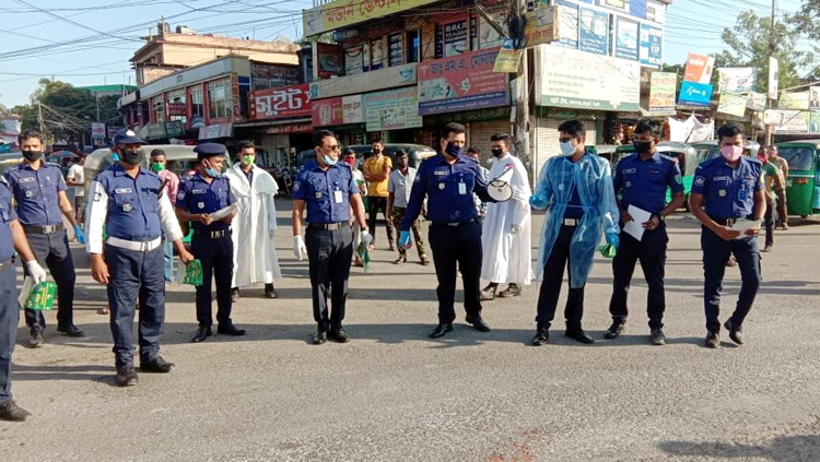 গোলাপগঞ্জে পুলিশ সুপারের পক্ষে জীবানুনাশক স্প্রে, মাস্ক, লিফলেট বিতরন